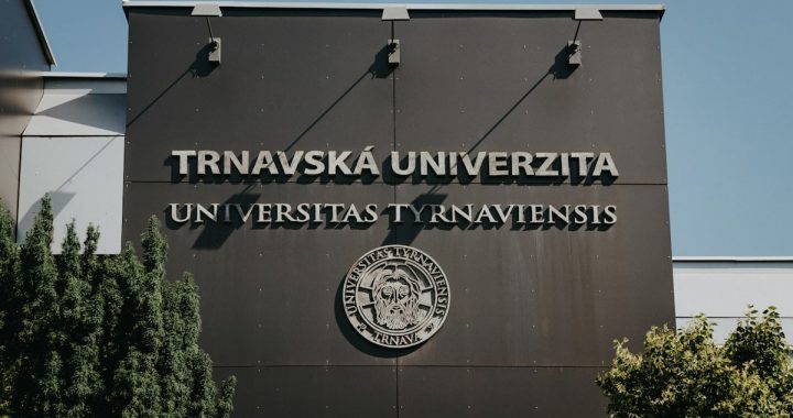 a sign on the side of a building that says travavska university